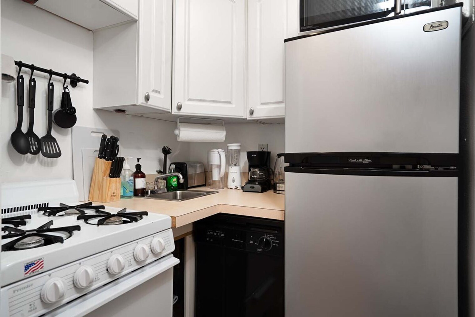 Building Photo - 328 E 74th St