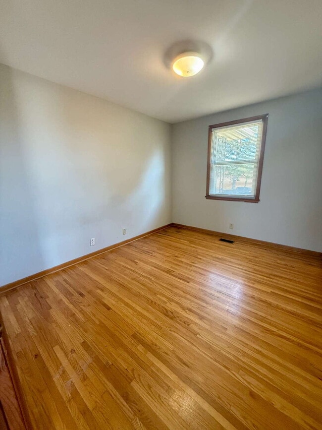 Building Photo - 3BR/2BA Home in Springfield surrounded by ...