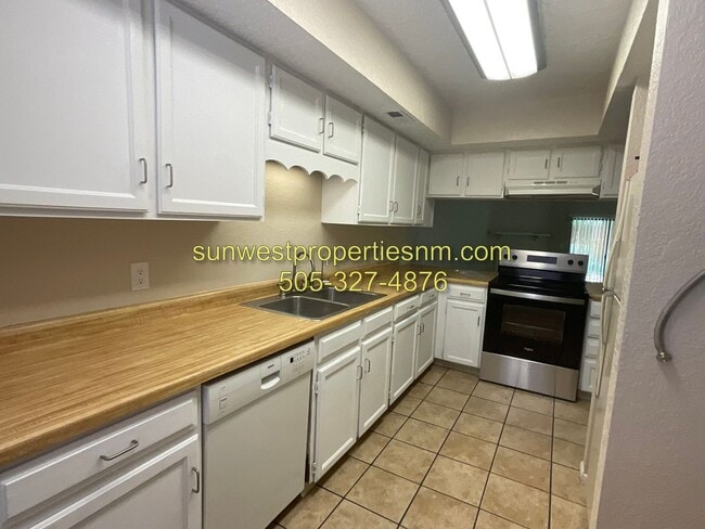 Building Photo - 3 bedroom, 2.5 Bath Condo for Rent