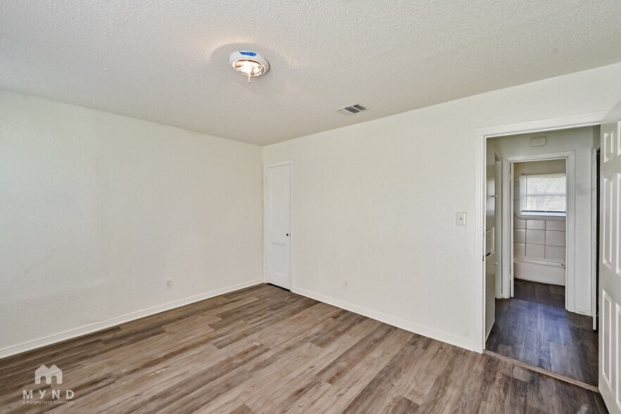 Building Photo - 404 Lanola Ct
