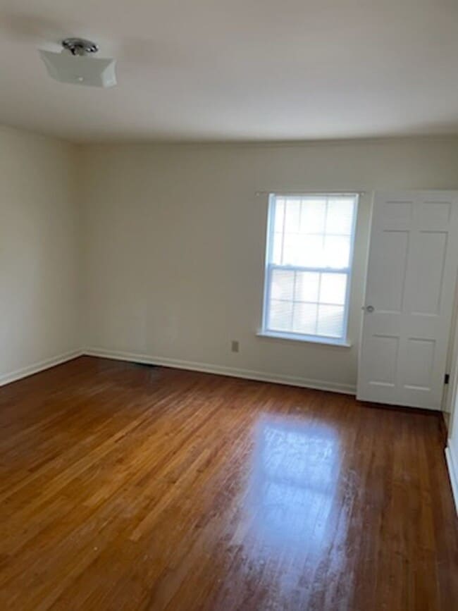 Building Photo - BEAUTIFUL SINGLE FAMILY HOME