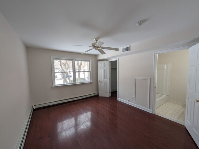 Building Photo - 416 Main St