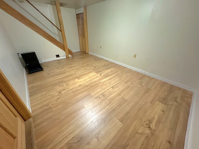 Building Photo - 237 Allen Ave