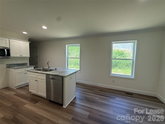 Building Photo - 204 Oscelake Way