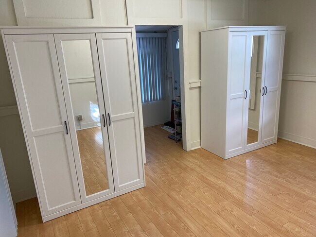 Building Photo - 10516 Jardine Ave