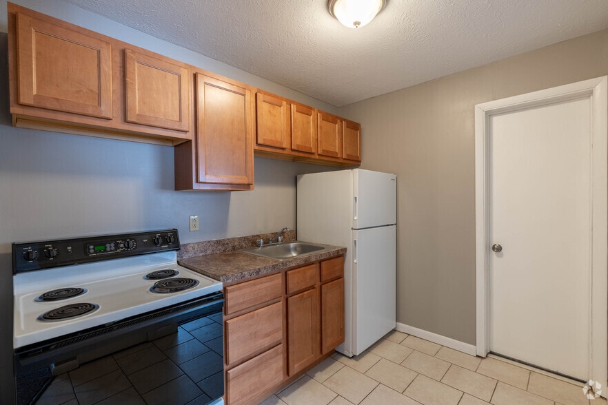 1BR, 1BA - 554SF - Kitchen - Kensington Club Apartments