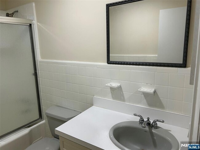 Building Photo - 10-11-11 Alexander Ave