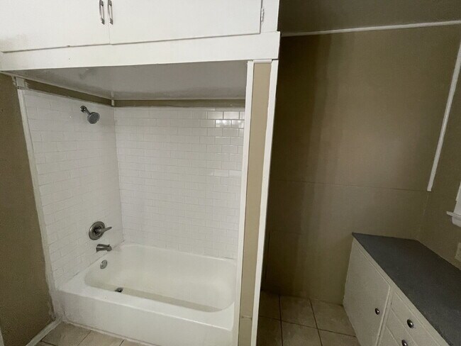 Building Photo - Stunning 3 Bedroom Home Located in the Med...