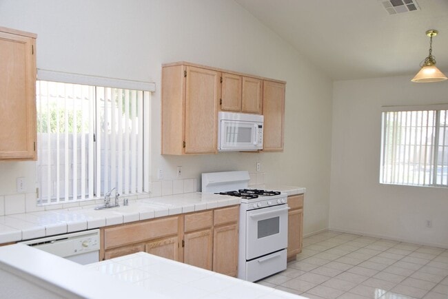 Building Photo - BEAUTIFUL NORTHWEST PROPERTY NEAR DINING A...