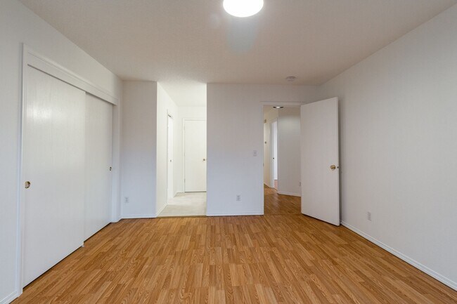 Building Photo - Beautiful 3 Bed 2.5  one level Townhome wi...