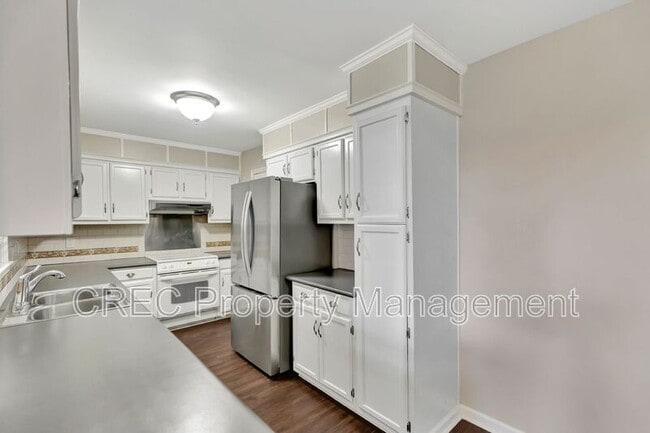 Building Photo - 700 Cluster Pines Rd