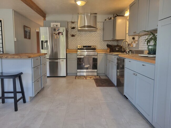 Building Photo - 1061 Pookela Rd