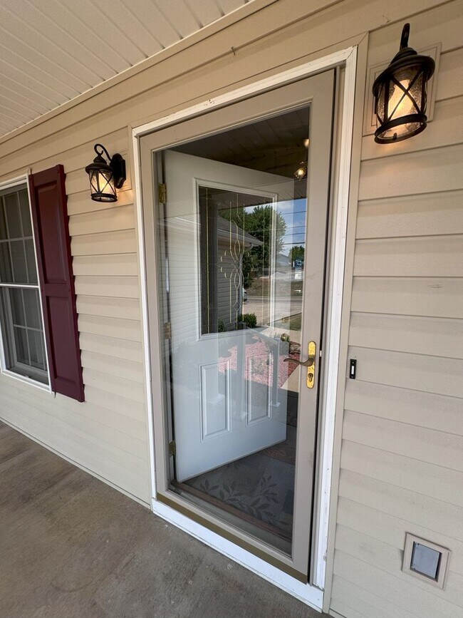 Building Photo - Single Level Home with a Great yard