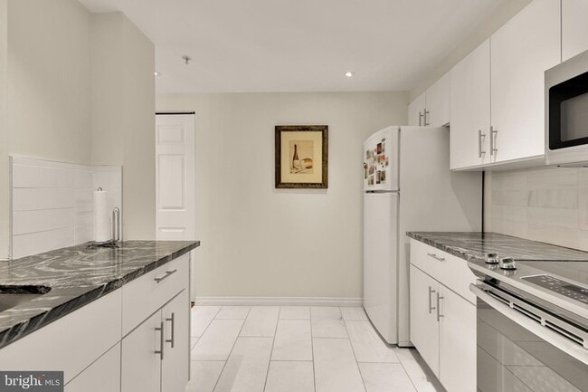 Building Photo - 2301 N Street NW Unit 606