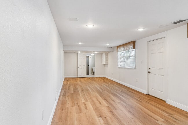 Building Photo - 3032 W 9th St