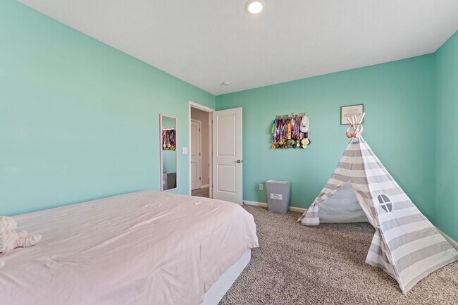 Building Photo - 8609 Warbler Br Wy