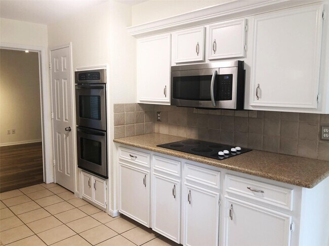 Building Photo - 15310 Glenwood Park Dr