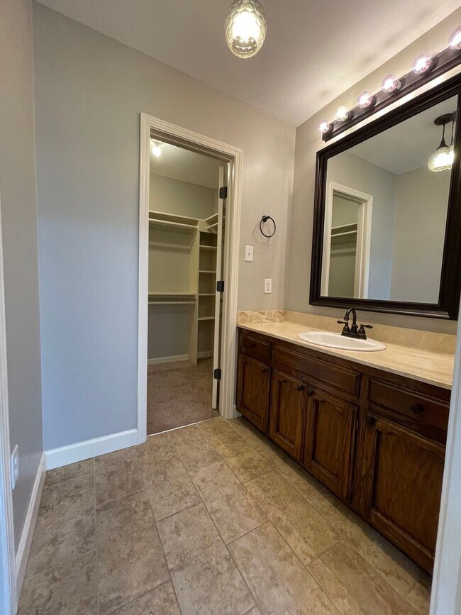 Building Photo - Welcome to this Beautiful 3 Bedroom 2 Bath...