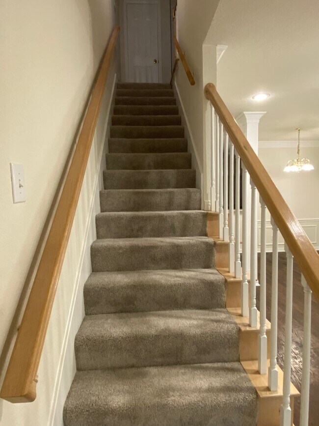 Building Photo - Quiet 2 bedroom townhome close to Downtown Denton Square