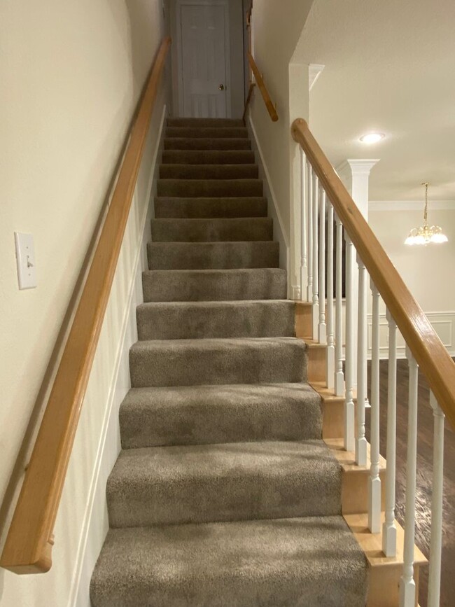 Building Photo - Quiet 2 bedroom townhome close to Downtown...