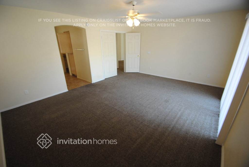 Building Photo - 9426 E Juanita Ave