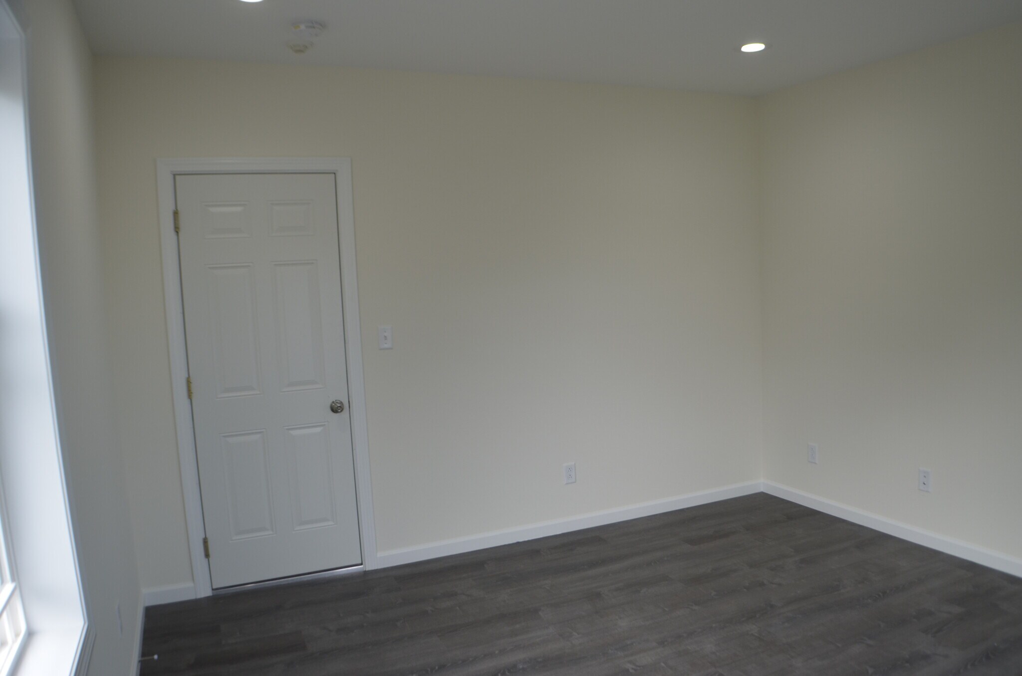 Building Photo - 563 Burritt St