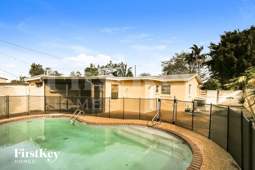 Building Photo - 6100 Harding St