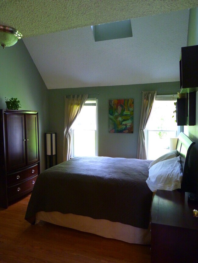 Building Photo - 211 Sandlewood Dr