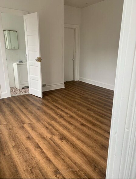 Building Photo - 542 E State St