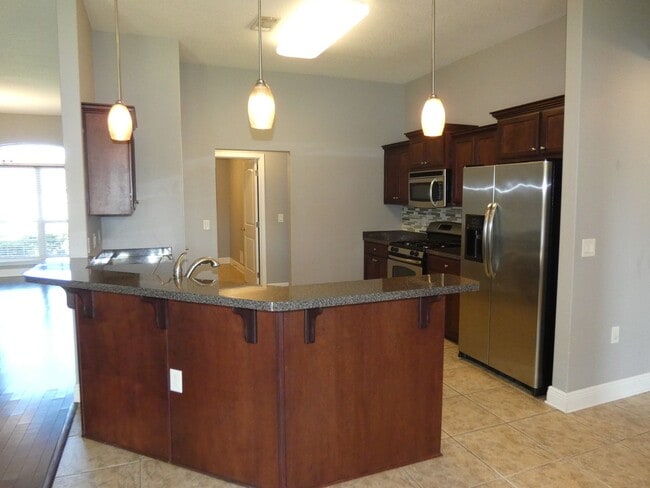 Building Photo - 4bed/3 bath/2 car garage/ 2400 sq ft in Wh...