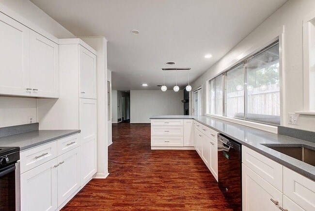 Building Photo - 6108 Cherrylawn Cir