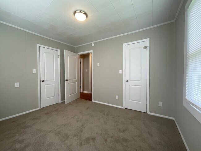 Building Photo - NOW OFFERING HALF OFF FIRST FULL MONTH IF ...