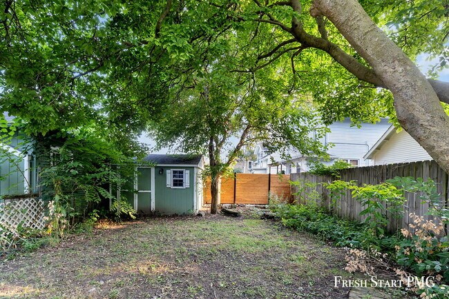 Building Photo - Spacious 3-Bedroom Haven with Sunroom & Wa...
