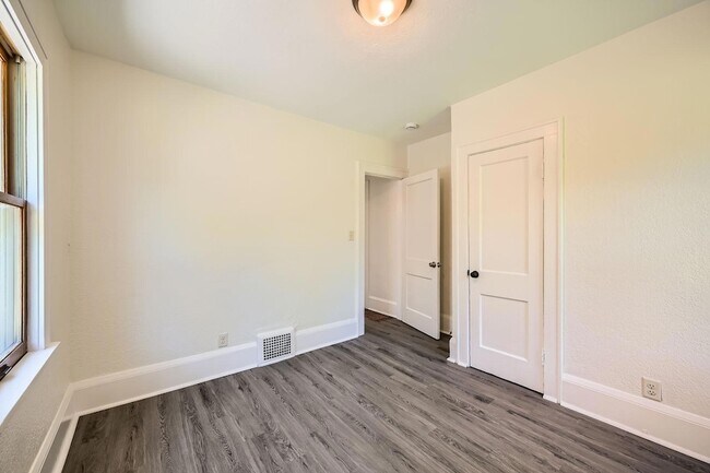 Building Photo - 1083 Western Ave N