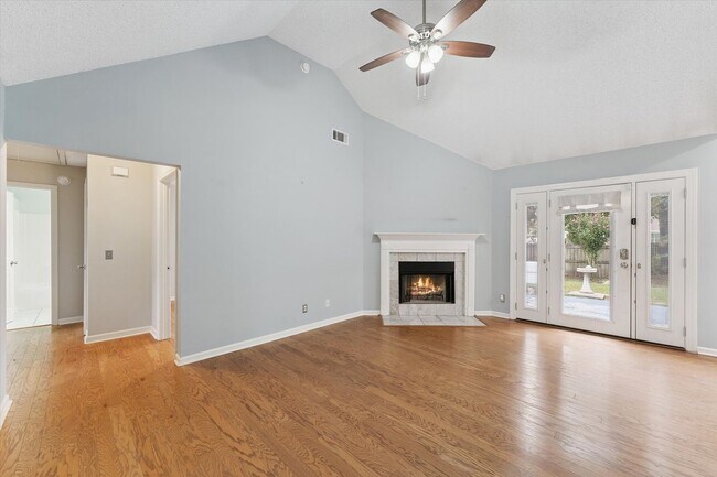 Building Photo - AVAILABLE OCTOBER 2025! [PET FRIENDLY]