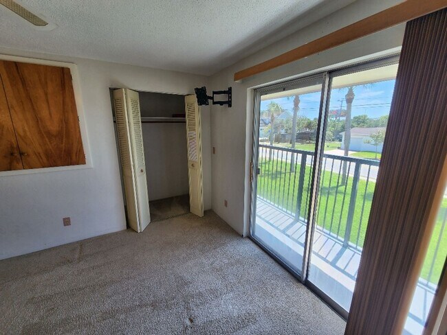 Building Photo - 3423 S Peninsula Dr
