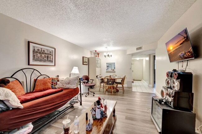 Building Photo - 7820 S Colony Cir
