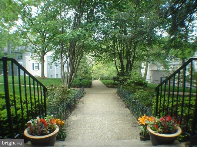 Building Photo - 806 S Arlington Mill Dr