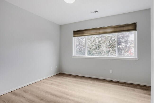 Building Photo - 4BR/2.5BA Home with Main-Level Bedroom/Office — Central A/C & Fenced Yard | Orenco Gardens, Hills...
