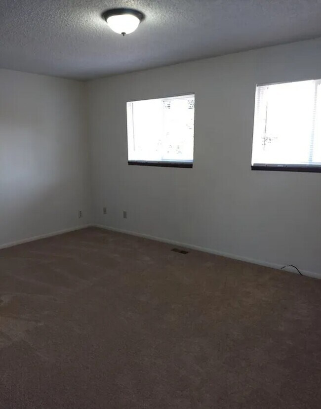 Building Photo - 2015 Chapel Hills Dr