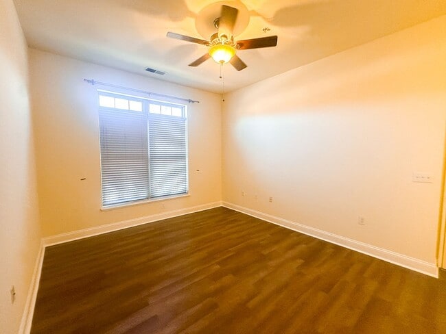 Building Photo - 450 E Ohio Unit 117