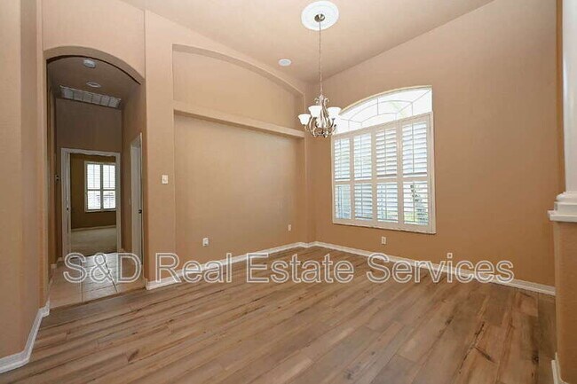 Building Photo - 2618 High Ridge Dr