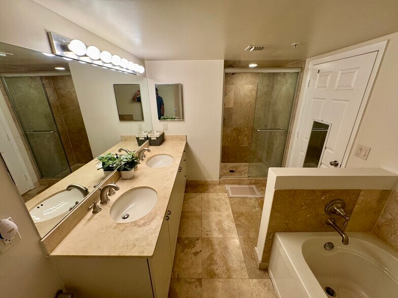 Building Photo - 3232 Coral Way