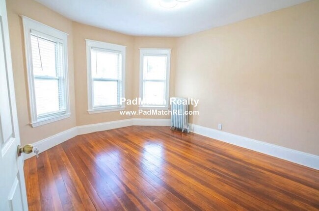 Building Photo - 104 Wayland St