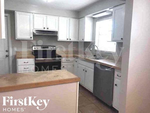 Building Photo - 14300 Iroquois Ave