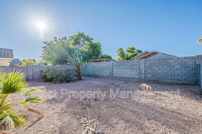Building Photo - 13930 W Country Gables Dr