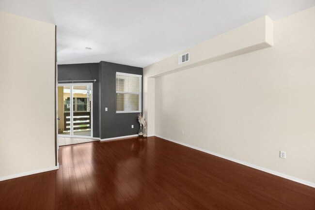 Building Photo - Charming 3-bedroom, 3-bathroom Condo
