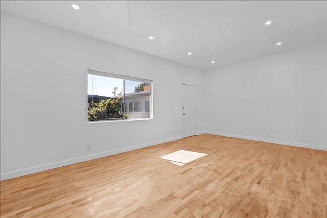 Building Photo - 2464 Penmar Ave