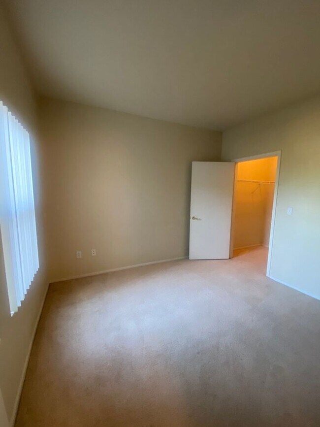 Building Photo - Beautiful unfurnished 2 bedroom in the Sou...