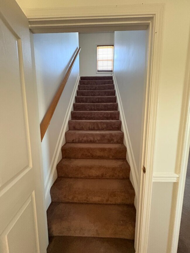 Building Photo - SPACIOUS & Beautiful Home Just Outside She...